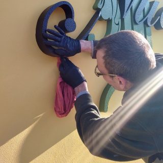 Sunčano, iako ledeno vreme nas je izvuklo na teren. Lokacija je za sada "nepoznata", a izgled dekoracije je još uvek tajna. Uskoro ćemo prisustvovati svečanom otvaranju, pa će biti i više fotki 🙂
#vrednimajstori #punerukeposla #reklame #natpisi #natpisiodstiropora #stiropor #stirodur #stirodurreklame #stiroporart #stiroporimena #stiroporslova #stiropordekoracije #dekoracija #dekoracije #dekoracijevencanja #dekoracijaizloga #dekoracijalokala #brendiranje #brendiranjelokala #cncsecenjestiropora