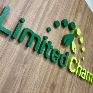 Limited Charm je još jedan brend koji počiva na uzajamnom poverenju koje gradi sa svojim klijentima. Saradnja sa našom malom radionicom se nametnula kao logičan izbor, jer poverenje uzvraćamo poverenjem. Njihov jednostavan dvodimenzionalni logo je u našoj 3D interpretaciji dobio dubinu i razigranost nalik mladalačkoj, koja se potpuno uklapa u identitet njihovog brenda. Hvala Limited Charm na poverenju.
-
#retail #trgovina #prodaja #webshop #internetprodaja #direktnimarketing #direktnaprodaja #poslovniprostor #reklama #logo #logotype #cnc #cncmachine #foamcutting #foamcuttingmachine #stiropor #stirodur #stirodurreklame #stiroporart #stiroporimena #stiroporslova #stiropordekoracije #dekoracija #dekoracije #dekoracijevencanja #dekoracijaizloga #dekoracijalokala #brendiranje #brendiranjelokala #cncsecenjestiropora