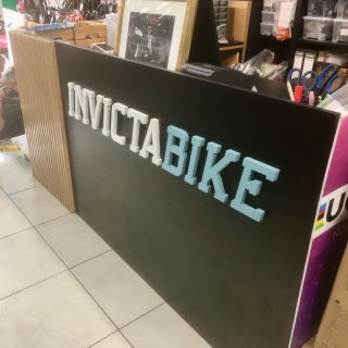 Juče smo u kasnim popodnevnim satima kod naših dragih prijatelja @invictabikeshop postavili ovaj prelepi natpis u obliku i bojama njihovog logoa. Svetla mat slova su se savršeno uklopila sa tamnim sjajnim pultom. Nadam se da smo nadmašili njihova očekivanja i opravdali ukazano poverenje 😊
🚴
#bikeshop #bicikl #servis #biciklservis #invicta #novisad #poslovniprostor #reklama #logo #logotype #cnc #cncmachine #foamcutting #foamcuttingmachine #stiropor #stirodur #stirodurreklame #stiroporart #stiroporimena #stiroporslova #stiropordekoracije #dekoracija #dekoracije #dekoracijevencanja #dekoracijaizloga #dekoracijalokala #brendiranje #brendiranjelokala #cncsecenjestiropora