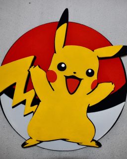 Pikachu, omiljeni Pokémon brojnih generacija! Zidna dekoracija velikih dimenzija (približno 50x50cm) izrađena od stiropora velike tvrdoće. Precizno isečena kompjuterski upravljanom mašinom, ručno obojena višeslojnim premazima akrilnim bojama i sastavljena u pet nivoa koji joj daju 3D izgled. Idealno za dečije sobe ili one posebne kutke za odmor i zabavu.
#pikachu #pokèmon #pokemonart #zidnedekoracije #decijesobe #uredjenjestana #igraonica #rodjendaonica #3dreklame #reklame #natpisi #3dslova #dekoracija #dekoracijaenterijera #dekoracijaproslava #brendiranje #brendiranje #scenografija #firma #kompanija #logo #svetlecareklama #enterijer #poslovniprostor #cncsecenje #stiropor #stiropordekoracije