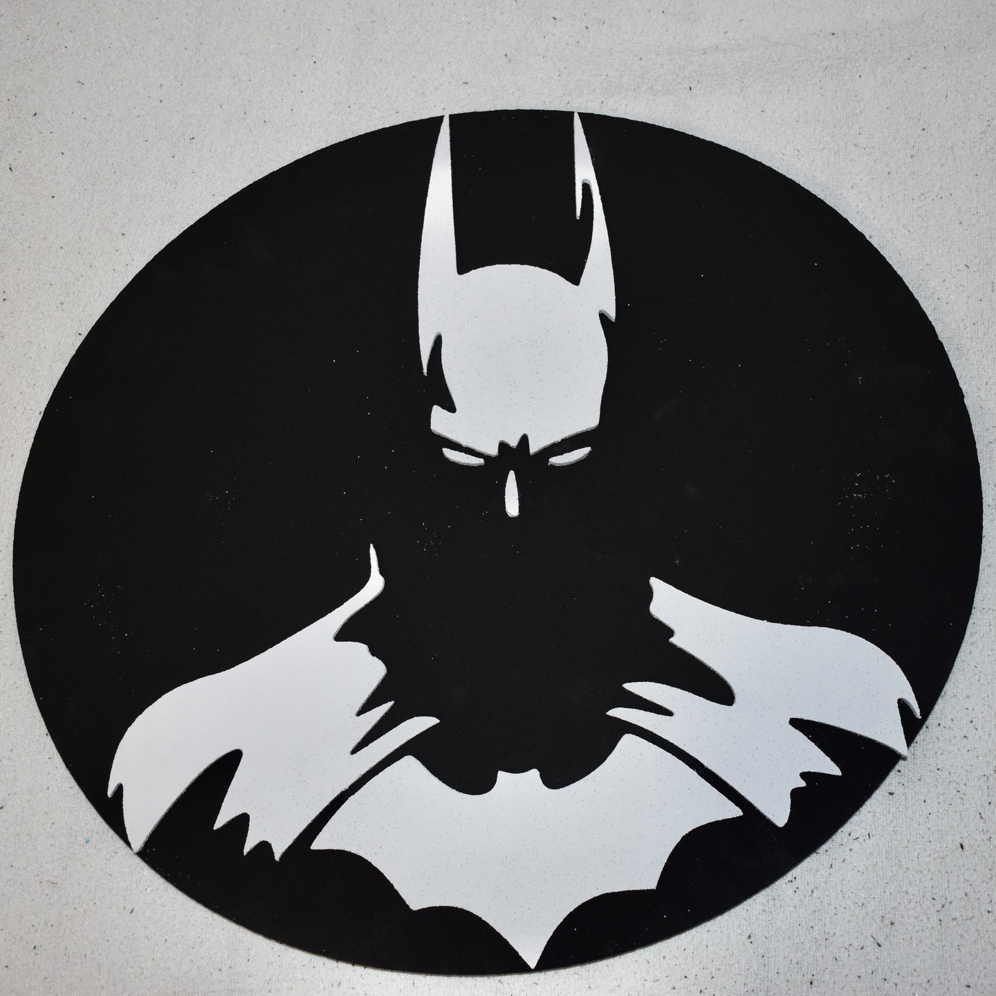 Batman, čuveni Mračni vitez i čuvar Gotama. Zidna dekoracija velikih dimenzija (približno 60x50cm) izrađena od stiropora velike tvrdoće. Precizno isečeno kompjuterski upravljanom mašinom, ručno obojena višeslojnim premazima akrilnim bojama i sastavljeno u više nivoa koji mu daju 3D izgled. Idealno za dečije sobe ili one posebne kutke za odmor i zabavu. Dostupno odmah.
#batman #darkknight #gotham 
#zidnedekoracije #decijesobe #uredjenjestana #igraonica #rodjendaonica #3dreklame #reklame #natpisi #3dslova #dekoracija #dekoracijaenterijera #dekoracijaproslava #brendiranje #brendiranje #scenografija #firma #kompanija #logo #svetlecareklama #enterijer #poslovniprostor #cncsecenje #stiropor #stiropordekoracije