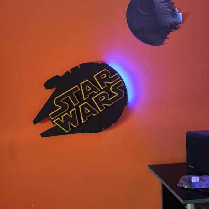 Savršen poklon za sve ljubitelje Star Wars franšize. Potražite na našem sajtu još predloga za savršen poklon. Link u bio.
--
#starwarsart #starwarsnerd #starwarsfan #starwars #milleniumfalcon #hansolo #ratovizvezda #zidnedekoracije #decijesobe #uredjenjestana #igraonica #rodjendaonica #3dreklame #reklame #natpisi #3dslova #dekoracija #dekoracijaenterijera #dekoracijaproslava #brendiranje #brendiranje #scenografija #firma #kompanija #logo #svetlecareklama #enterijer #poslovniprostor #cncsecenje #stiropor #stiropordekoracije