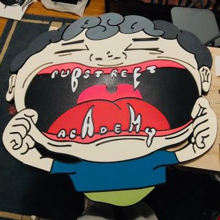 Jedan od najkompleksnijih projekata na kome smo imali zadovoljstvo da radimo. Logo @pubstreetacademy hip-hop škole, približnih dimenzija 1x1m, sastavljen je od velikog broja detalja od kojih je najmanji širok svega nekoliko milimetara. Na projektu smo radili 10-tak dana, ali je vredelo truda. Procenite i sami :)
#crafts #styrofoam #acrylic #cnc