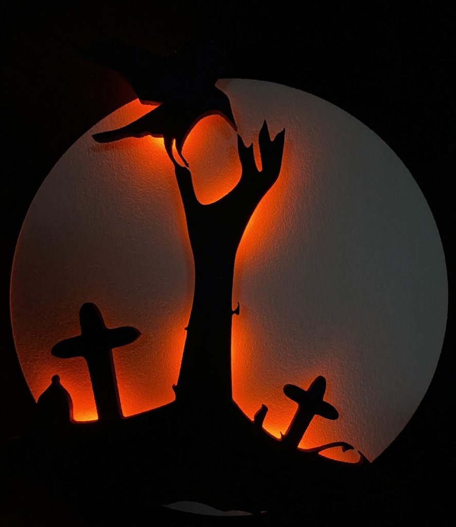Halloween LED dekoracija – Vrana na ruci iz groba